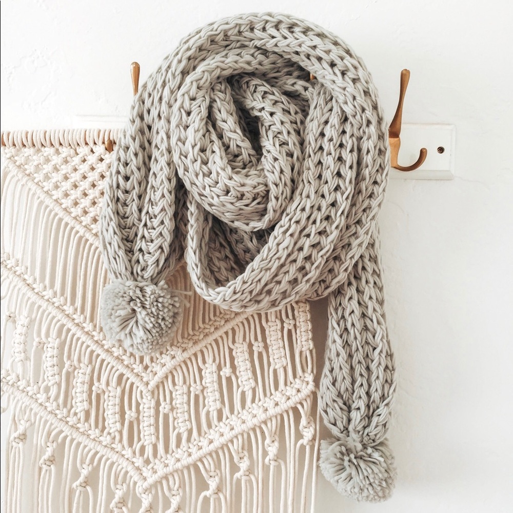 ❗️Last One❗️NWT Light Grey Knit Scarf - Picture 1 of 5